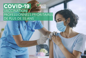 Affiche "COVID 19 : vaccination professionels prioritaires de plus de 55 ans".