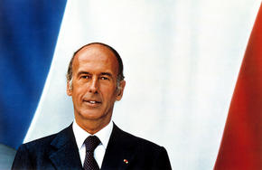 Visuel avec un portrait de Valery Giscard d'Estaing, avec un drapeau français en fond.