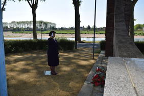 Une dame se tient devant un monument.